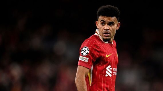 贝克汉姆观看迈阿密国际训练，与梅西、德保罗拥抱